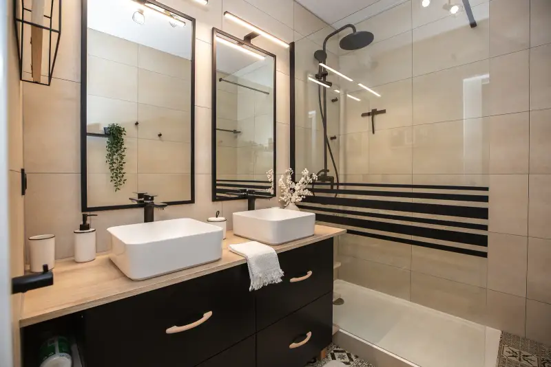 Salle de bain moderne avec double vasque – finitions haut de gamme