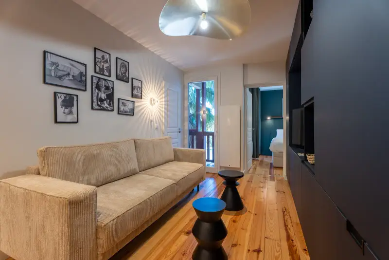 Salon lumineux et design – appartement prêt pour la location saisonnière