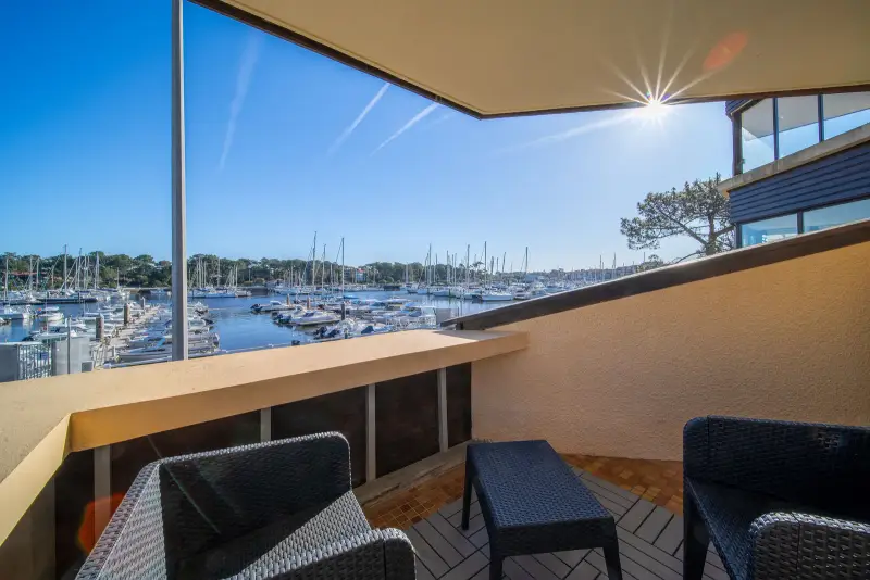 Terrasse avec vue sur le port – espace extérieur valorisant